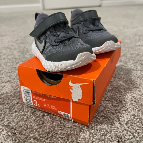 Baby Nike Revolution 5 Cool Gray and Pure Platinum 3c - Picture 2 of 7